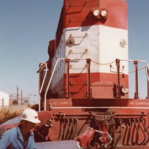 Closer photo showing good detail for modeling. Notice Frisco Hardhat. Class lights are intact. No number boards make for a distinct difference. Any in