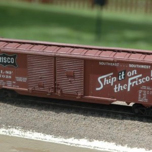 Athearn double door box car 7028