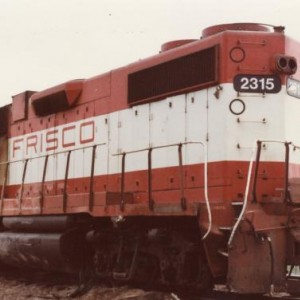 When this engine went dead in train back to Tulsa and eventually on to Springfield, an airhose was run through the cab down walkway on the long hood t